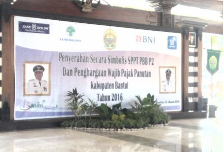 BUPATI BANTUL MENYERAHKAN SPT PBB P-2 DAN MEMBERIKAN PENGHARGAAN KEPADA LURAH DESA BERPRESTASI 